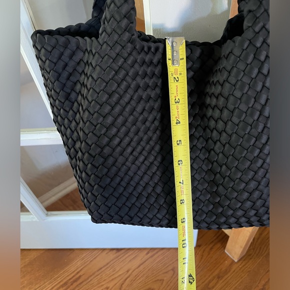 Neoprene woven black totebag with crossbody strap and zippered pouch - Picture 5 of 7